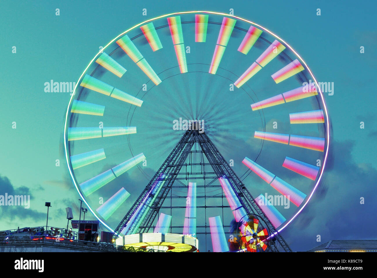 Die neuen kaleidoskopischen Lichter werden auf dem Riesenrad am Central Pier in Blackpool angezeigt Stockfoto