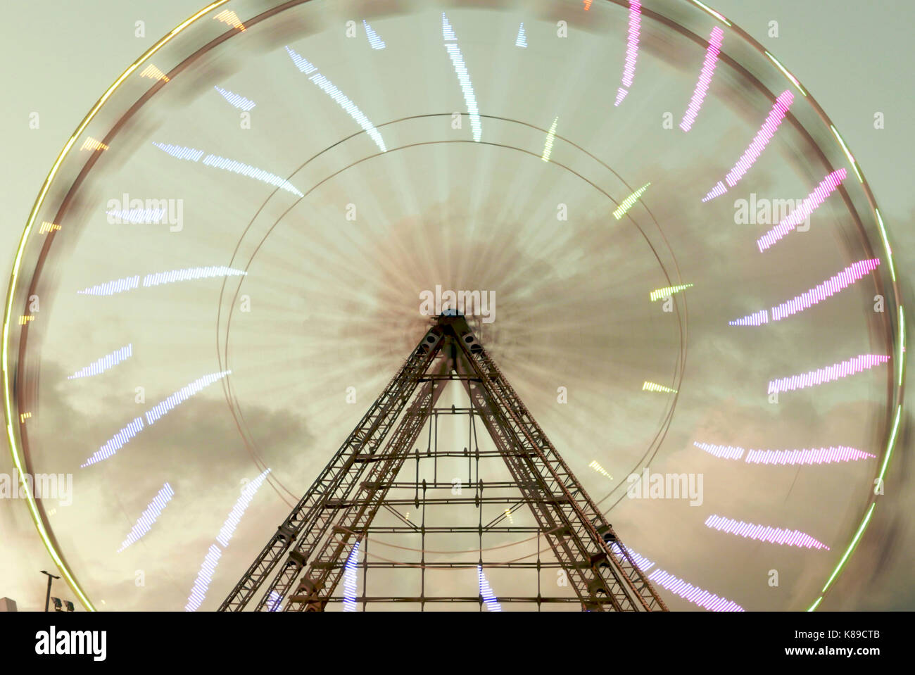 Die neuen kaleidoskopischen Lichter werden auf dem Riesenrad am Central Pier in Blackpool angezeigt Stockfoto