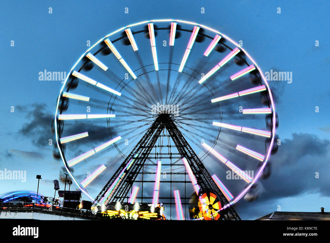 Die neuen kaleidoskopischen Lichter werden auf dem Riesenrad am Central Pier in Blackpool angezeigt Stockfoto