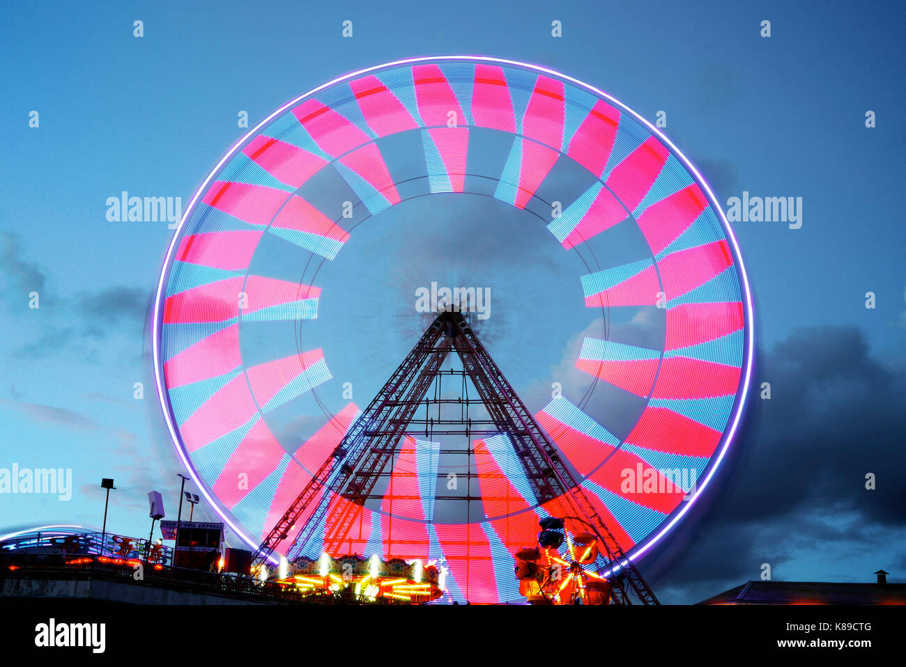Die neuen kaleidoskopischen Lichter werden auf dem Riesenrad am Central Pier in Blackpool angezeigt Stockfoto