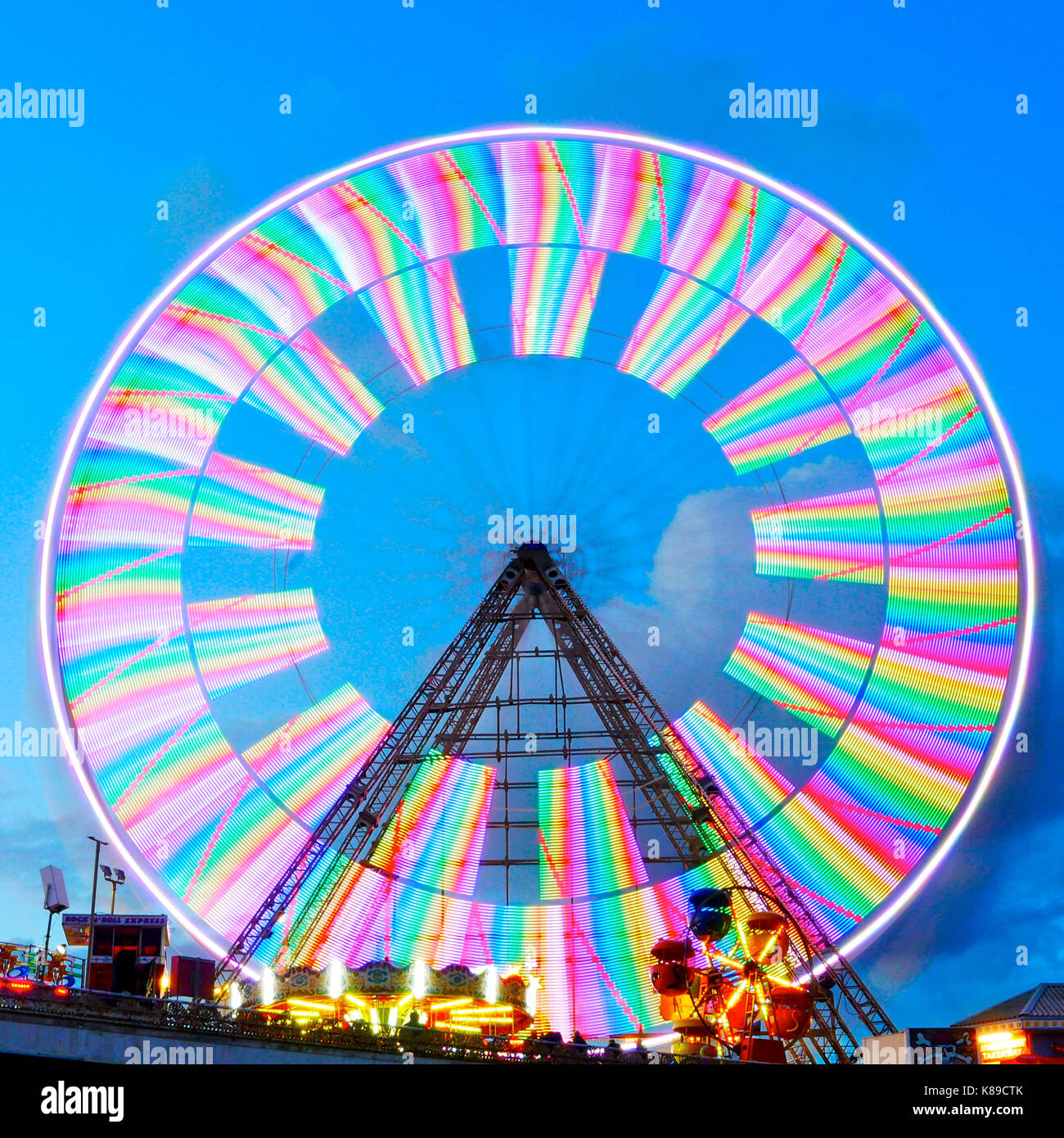 Die neuen kaleidoskopischen Lichter werden auf dem Riesenrad am Central Pier in Blackpool angezeigt Stockfoto