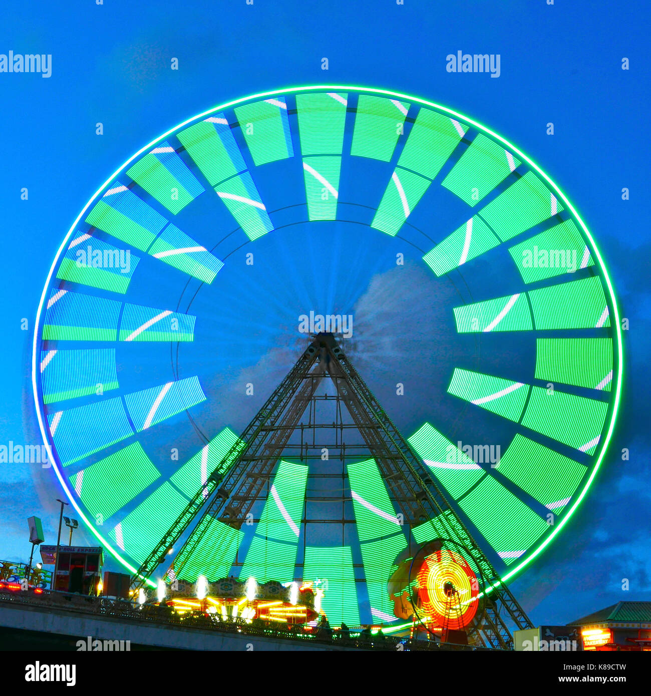 Die neuen kaleidoskopischen Lichter werden auf dem Riesenrad am Central Pier in Blackpool angezeigt Stockfoto