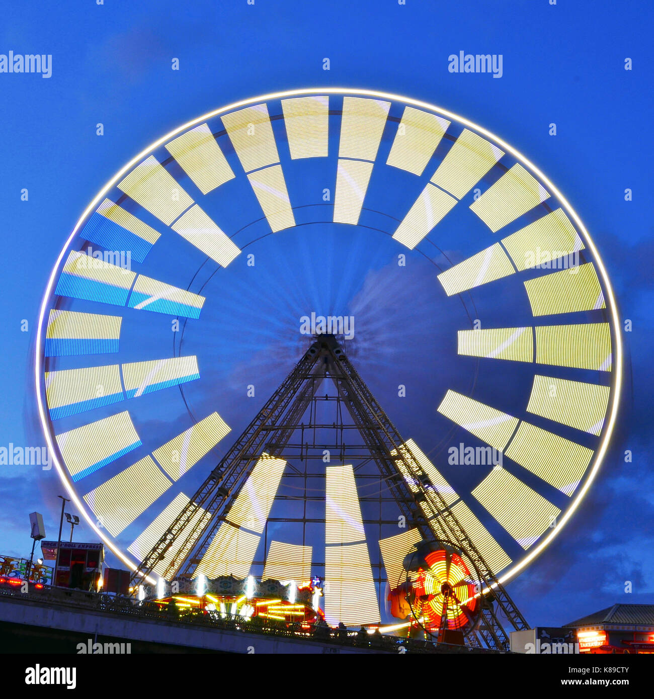 Die neuen kaleidoskopischen Lichter werden auf dem Riesenrad am Central Pier in Blackpool angezeigt Stockfoto