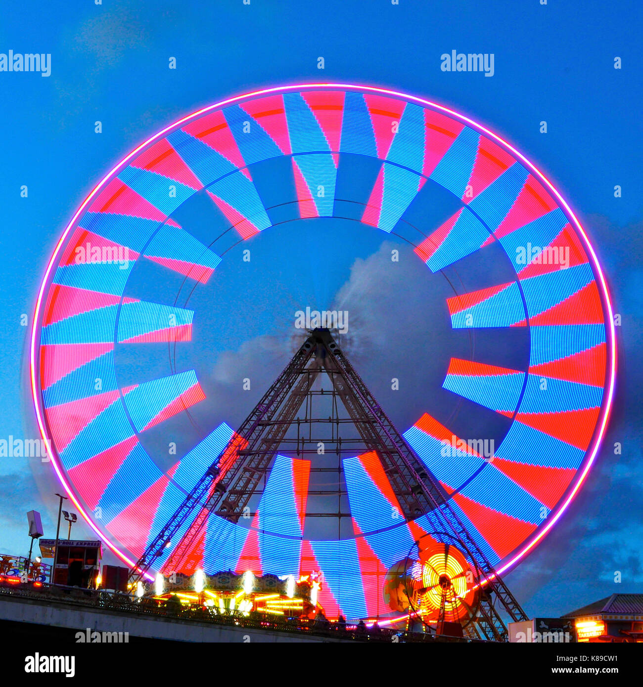 Die neuen kaleidoskopischen Lichter werden auf dem Riesenrad am Central Pier in Blackpool angezeigt Stockfoto