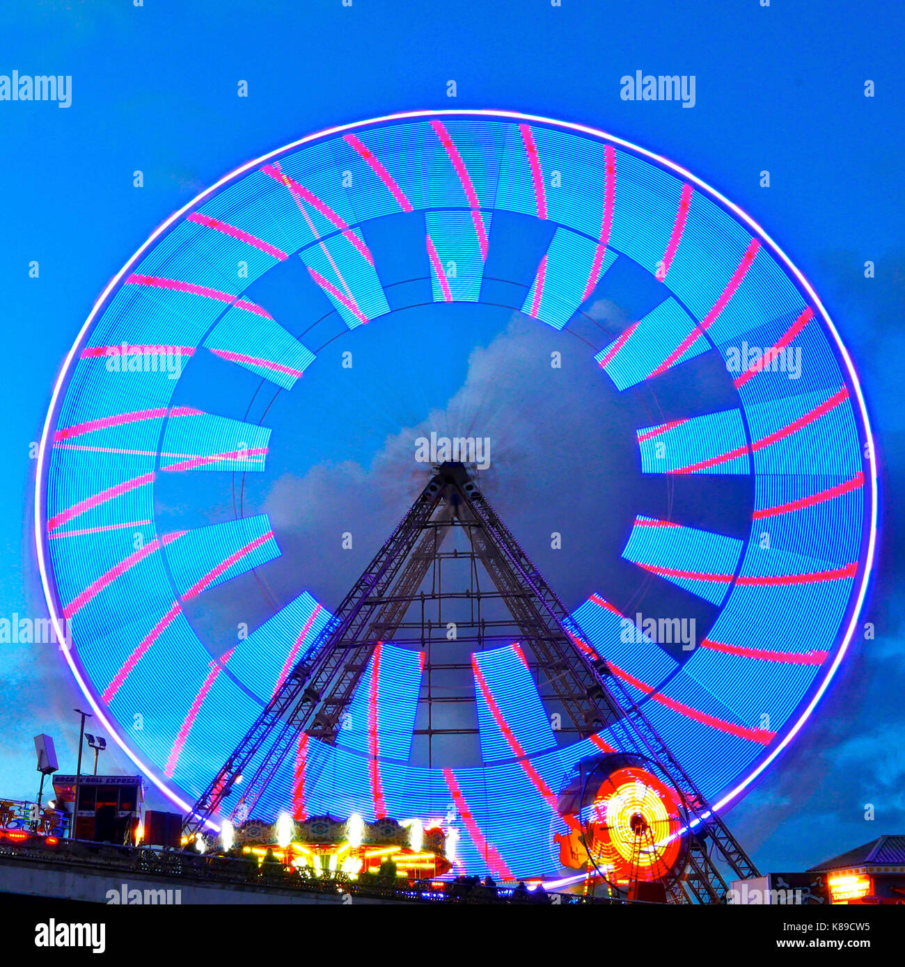 Die neuen kaleidoskopischen Lichter werden auf dem Riesenrad am Central Pier in Blackpool angezeigt Stockfoto