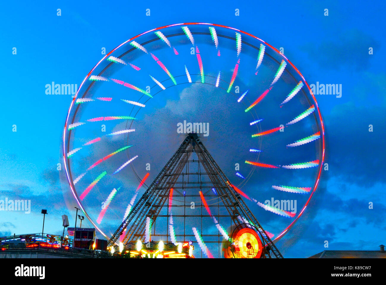 Die neuen kaleidoskopischen Lichter werden auf dem Riesenrad am Central Pier in Blackpool angezeigt Stockfoto