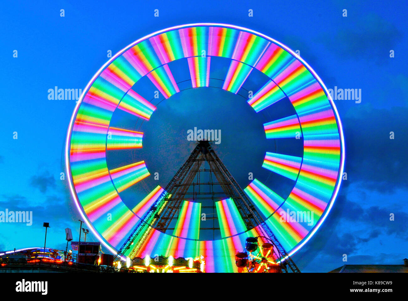 Die neuen kaleidoskopischen Lichter werden auf dem Riesenrad am Central Pier in Blackpool angezeigt Stockfoto