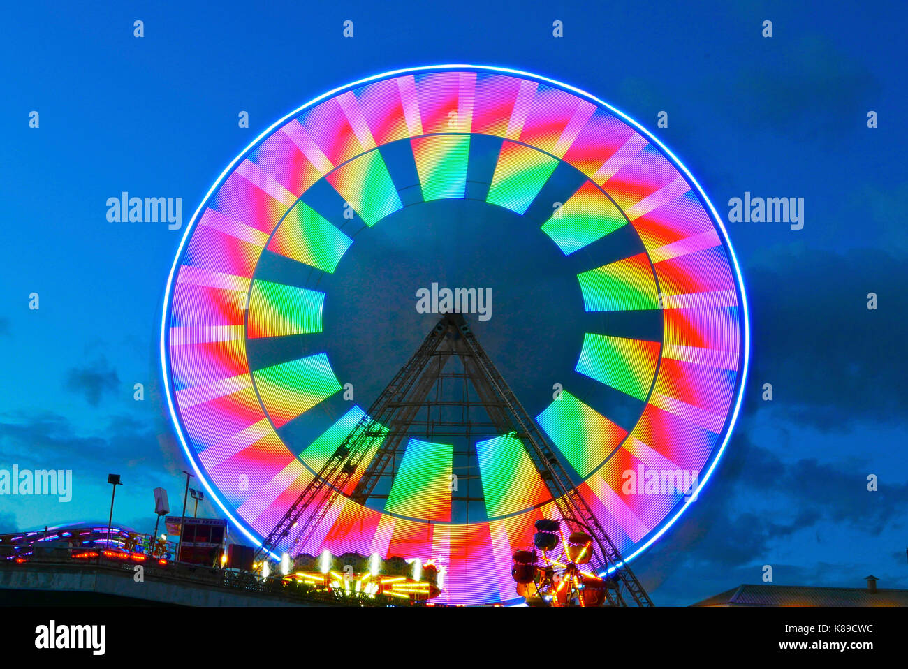 Die neuen kaleidoskopischen Lichter werden auf dem Riesenrad am Central Pier in Blackpool angezeigt Stockfoto