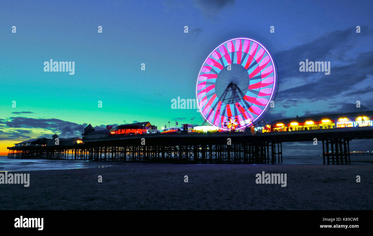 Die neuen kaleidoskopischen Lichter werden auf dem Riesenrad am Central Pier in Blackpool angezeigt Stockfoto