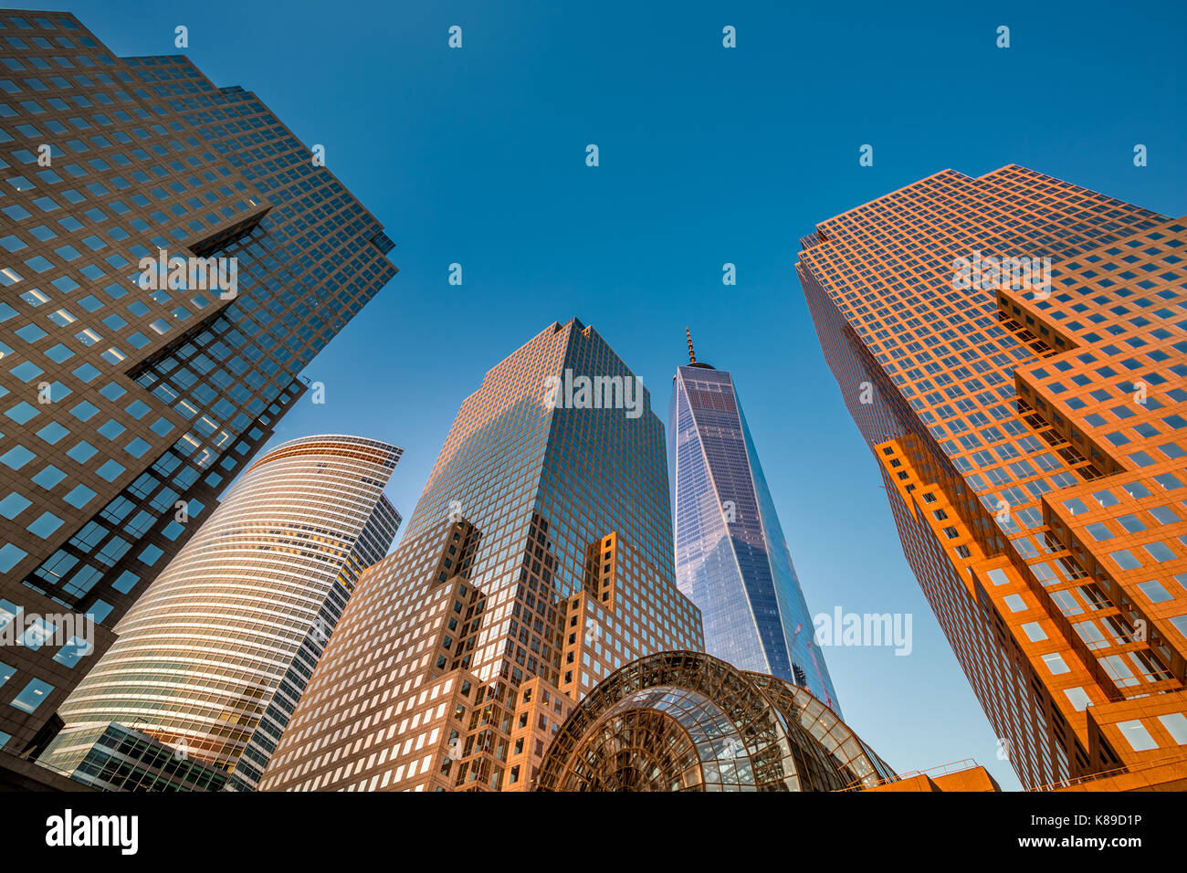 New York City Wolkenkratzer aus South Cove Park gesehen Stockfoto
