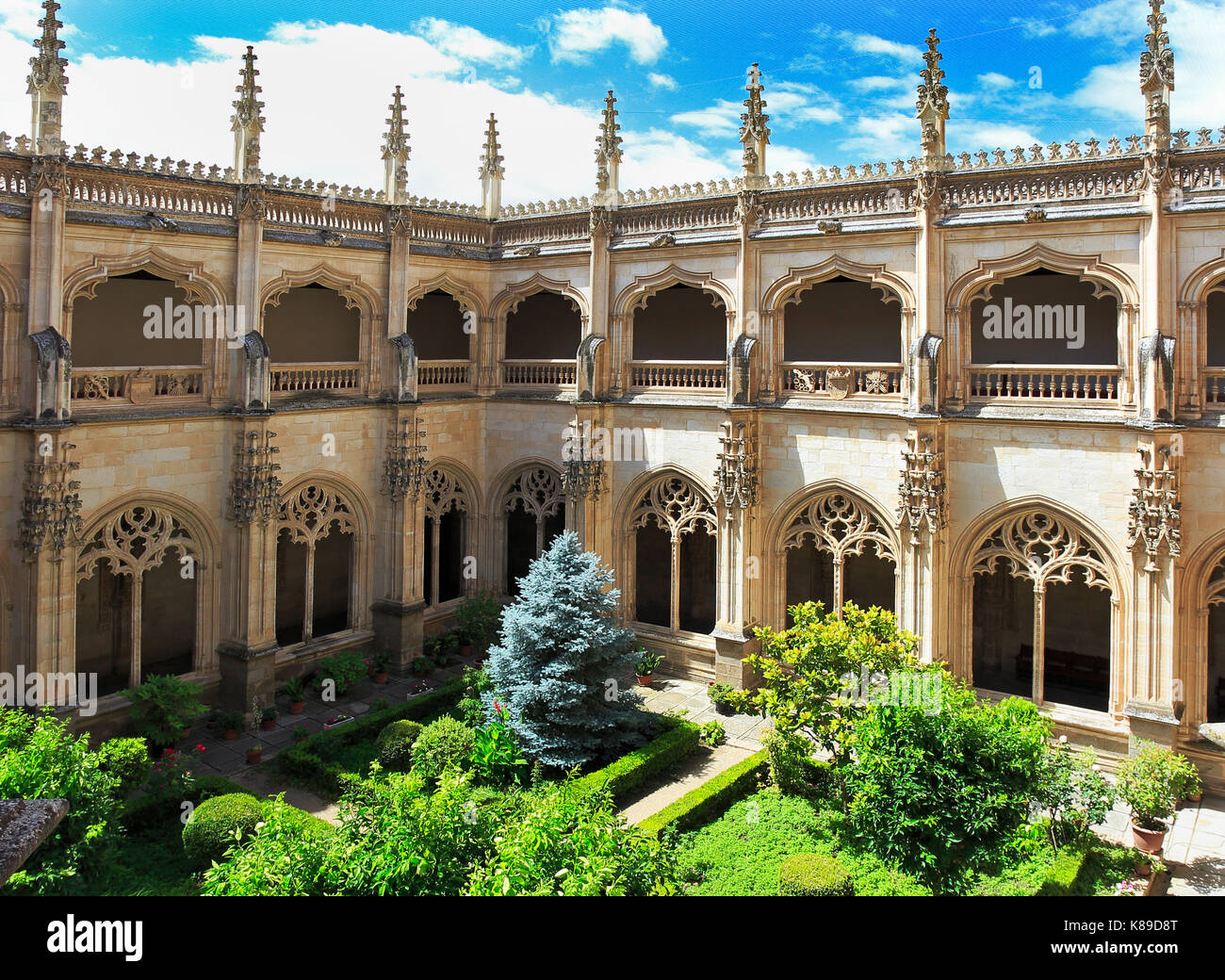 TOLEDO, SPANIEN - 26. Juni 2017: Das Kloster von San Juan de los Reyes ist ein Isabelline stil Kloster in Toledo, Kastilien-La Mancha, Spanien, gebaut b Stockfoto
