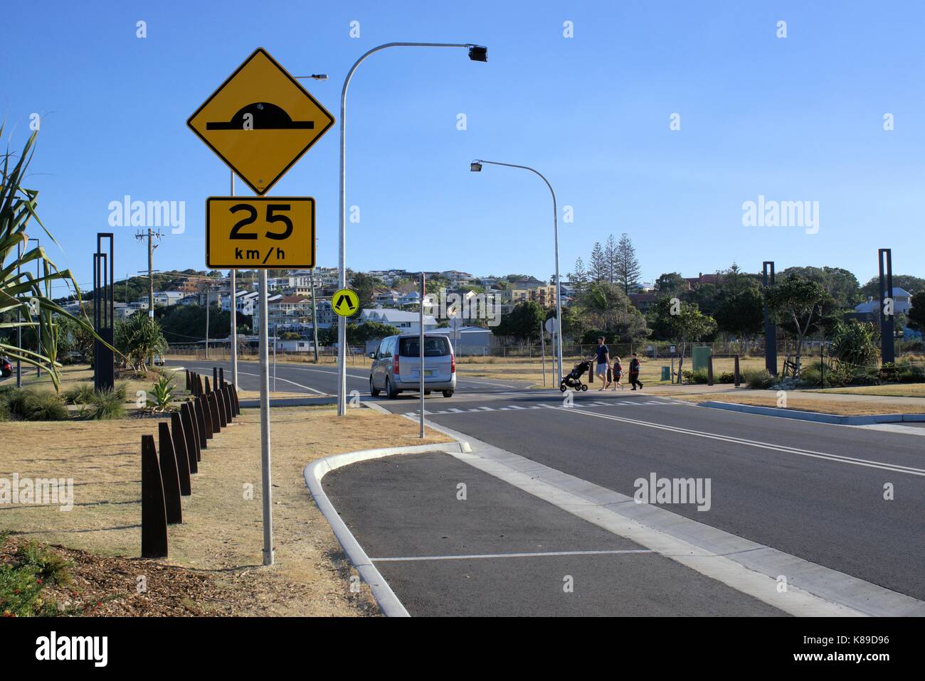 Überqueren von Straße an einem Zebrastreifen in Coffs Harbour, New South Wales, Australien Stockfoto