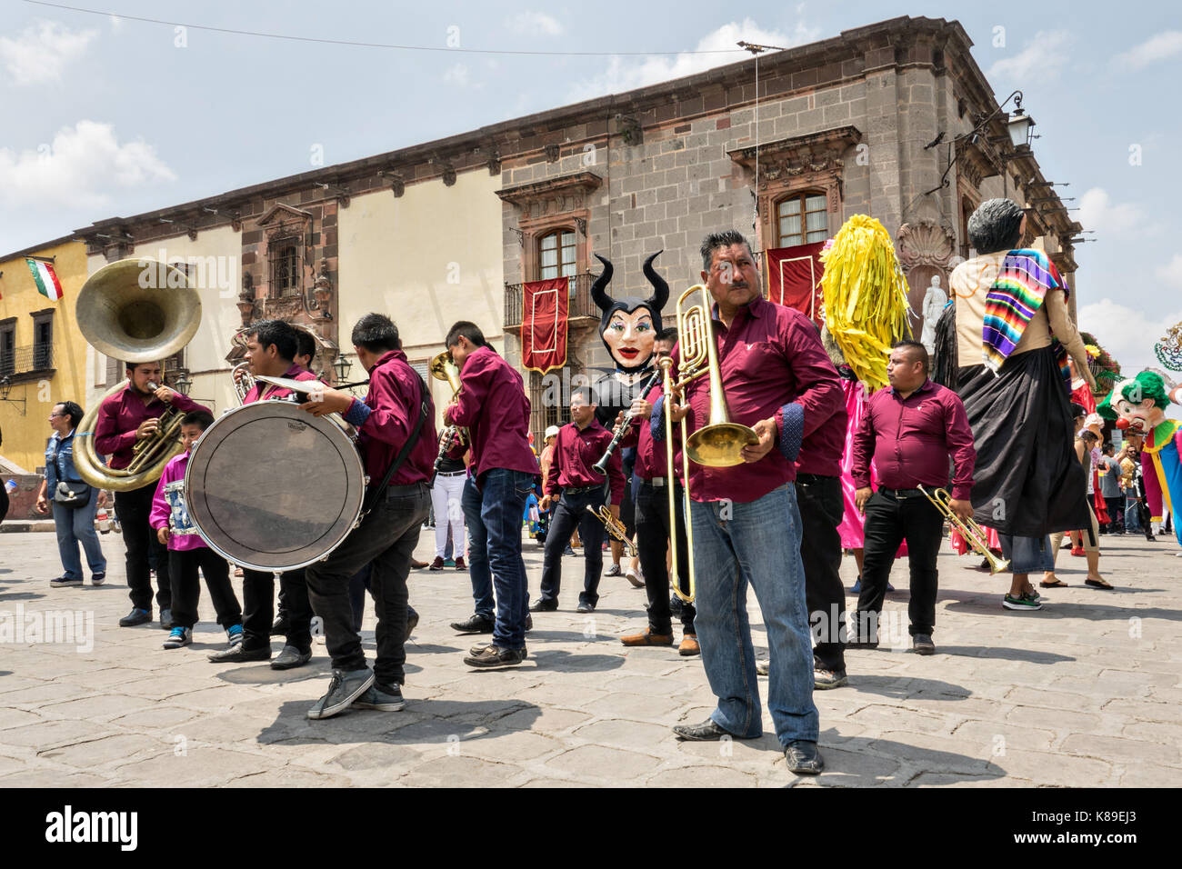 Eine Blaskapelle führt eine Prozession von riesigen Pappmaché-Puppen namens Mojigangas im Jardin Allende während einer Kinderparade, die den mexikanischen Unabhängigkeitstag feiert 17. September 2017 in San Miguel de Allende, Mexiko. Stockfoto