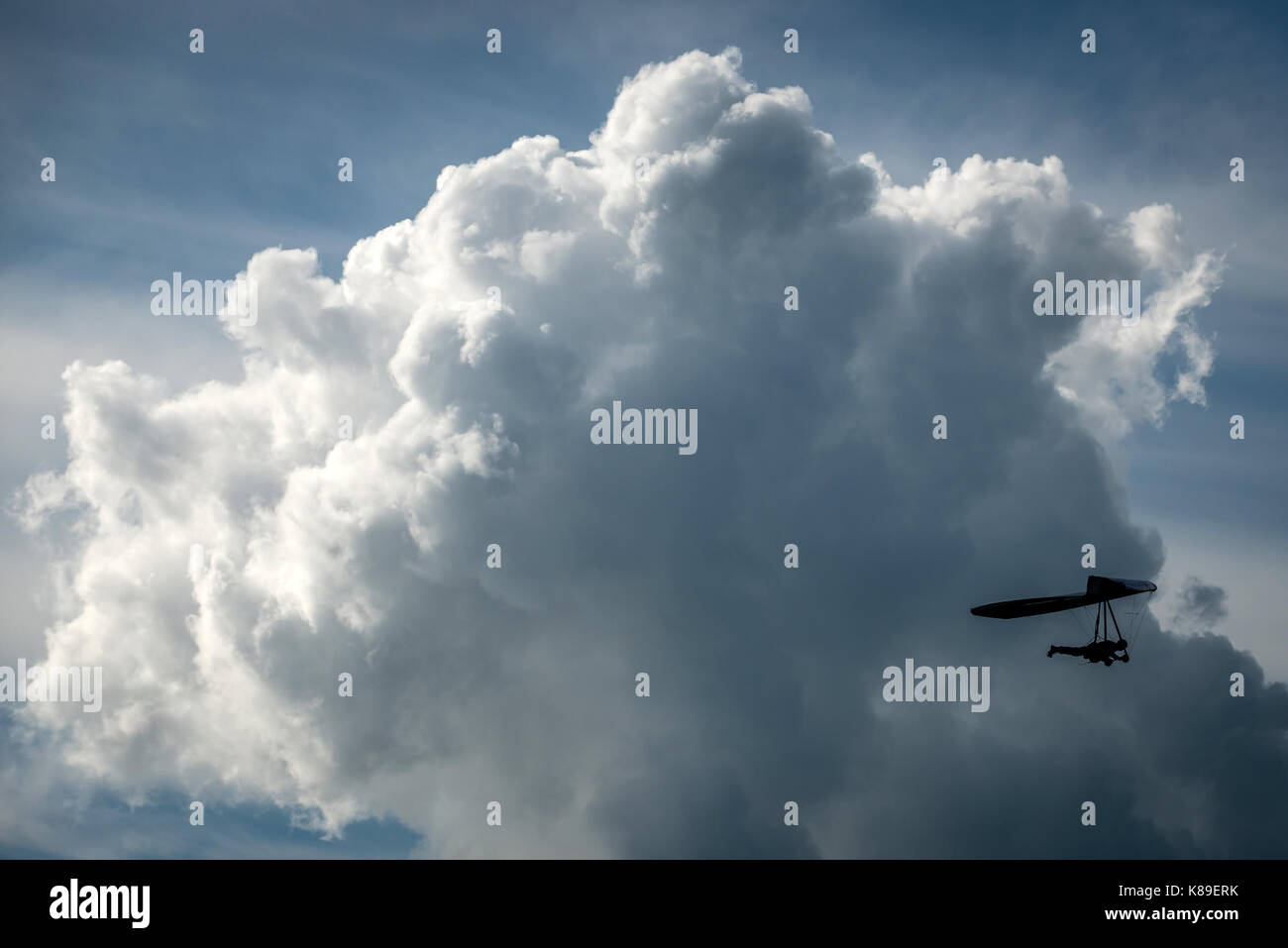 Brighton, UK. 18 Sep, 2017. Eine hanglider Über den South Downs in Devil's Dyke, in der Nähe von Brighton, East Sussex, Heute fliegen. Credit: Andrew Hasson/Alamy leben Nachrichten Stockfoto