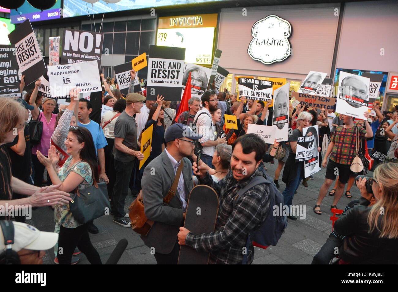 New York, USA. 18 Sep, 2017. Heute Hunderte von New Yorkern durchgeführt ein Protest gegen Trump Verwaltung. Die demonstranten am Grand Central Terminal gesammelt und endete im Times Square. Credit: Ryan Rahman/Alamy leben Nachrichten Stockfoto