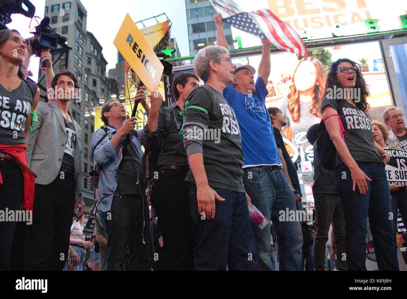 New York, USA. 18 Sep, 2017. Heute Hunderte von New Yorkern durchgeführt ein Protest gegen Trump Verwaltung. Die demonstranten am Grand Central Terminal gesammelt und endete im Times Square. Credit: Ryan Rahman/Alamy leben Nachrichten Stockfoto