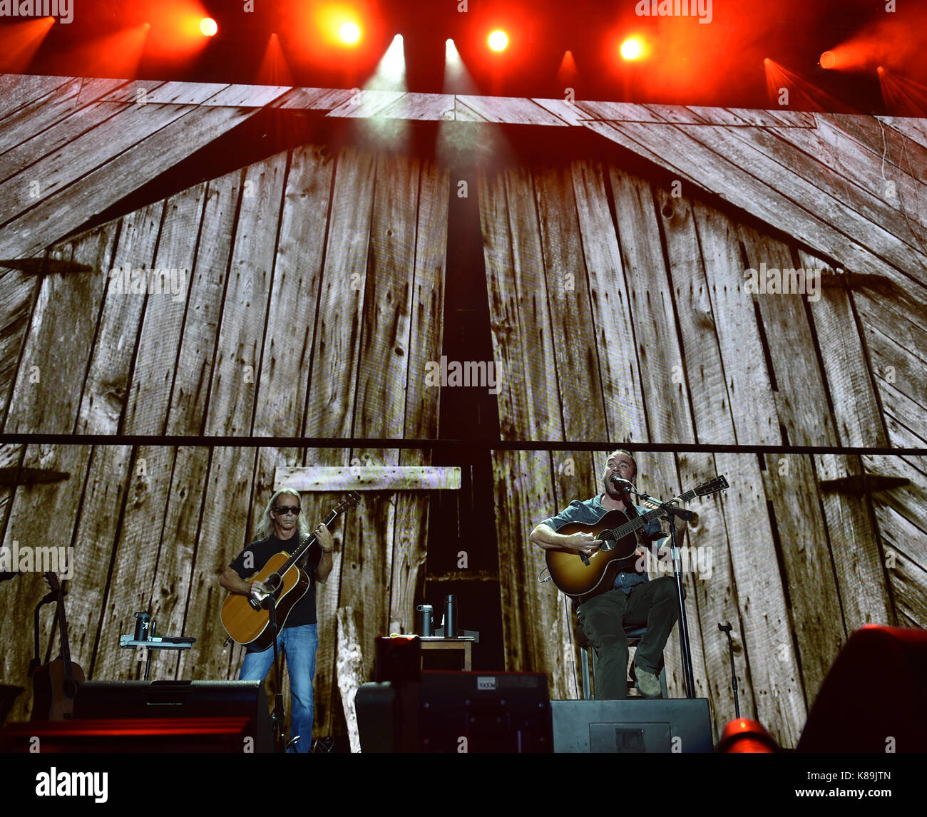 Burgettstown, PA, USA. 16 Sep, 2017. DAVE MATTHEWS und Tim Reynolds Rock ist der Gast auf der Farm AID 2017 BURGETSTOWN, PA. Am 16. SEPTEMBER 2017. Foto © Jeff Moore Credit: Jeff Moore/ZUMA Draht/Alamy leben Nachrichten Stockfoto