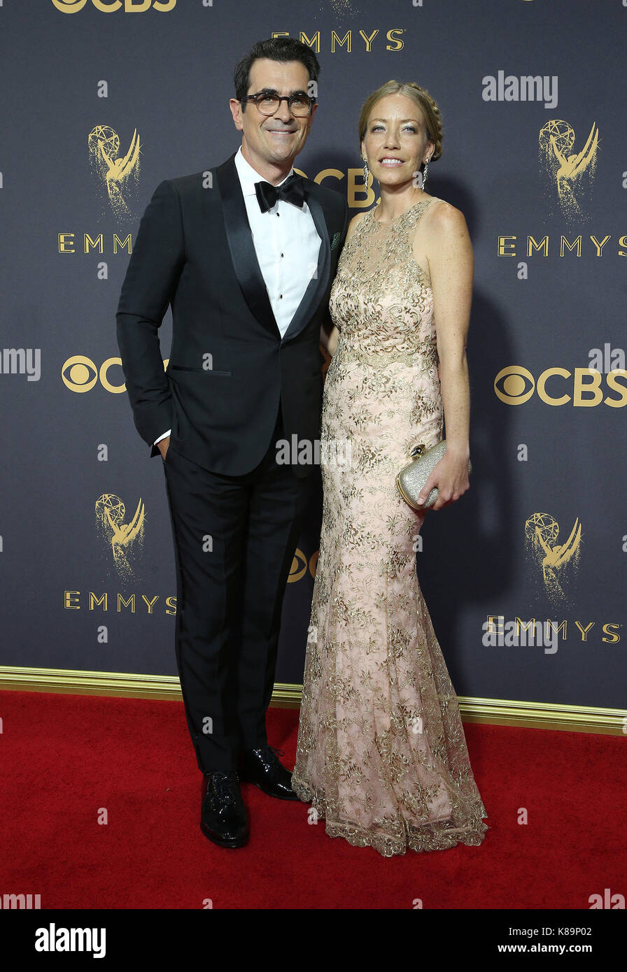 Hollywood, Kalifornien, USA. 17 Sep, 2017. Ty Burrell, Holly Burrell. 69. jährlichen Primetime Emmy Awards statt bei Microsoft Theater. Credit: ZUMA Press, Inc./Alamy leben Nachrichten Stockfoto