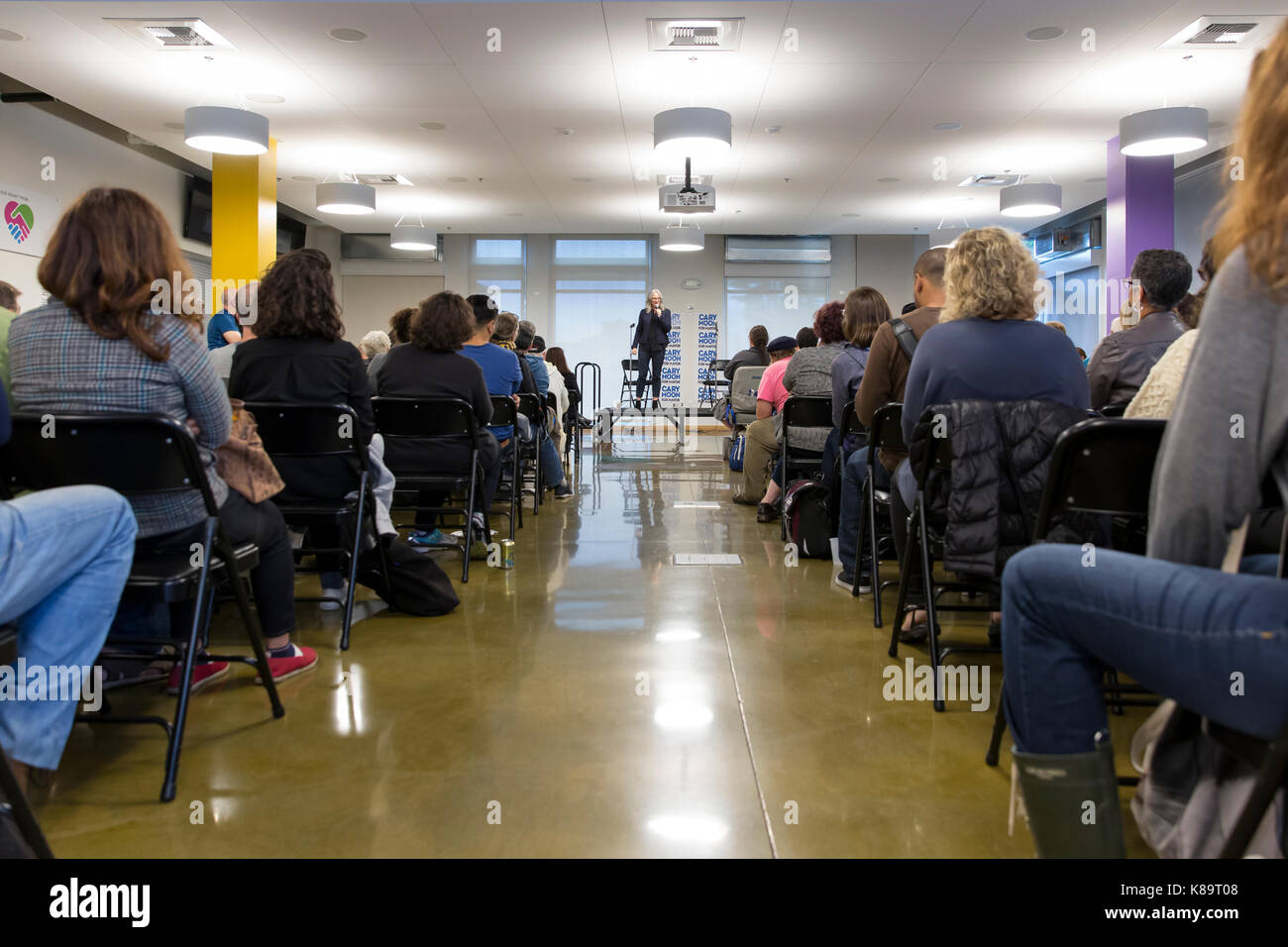 Seattle, Washington, USA. 18 Sep, 2017. Bürgermeisterkandidat Cary Mond spricht auf Bestandteile bei El Centro de la Raza Community Center. Mond, ein Stadtplaner und politische Aktivist, und der ehemalige US-Staatsanwalt Jenny Durkan gewann die obersten zwei primäre über 19 andere Kandidaten, die auf der allgemeinen Wahl Stimmzettel zu erscheinen. Sobald die Ergebnisse der Wahl im November zertifiziert sind, Seattle wird seine erste Frau Bürgermeister seit 1926. Credit: Paul Christian Gordon/Alamy leben Nachrichten Stockfoto