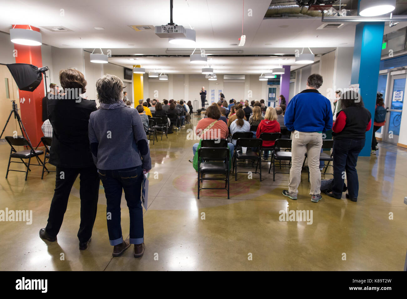 Seattle, Washington, USA. 18 Sep, 2017. Bürgermeisterkandidat Cary Mond spricht auf Bestandteile bei El Centro de la Raza Community Center. Mond, ein Stadtplaner und politische Aktivist, und der ehemalige US-Staatsanwalt Jenny Durkan gewann die obersten zwei primäre über 19 andere Kandidaten, die auf der allgemeinen Wahl Stimmzettel zu erscheinen. Sobald die Ergebnisse der Wahl im November zertifiziert sind, Seattle wird seine erste Frau Bürgermeister seit 1926. Credit: Paul Christian Gordon/Alamy leben Nachrichten Stockfoto