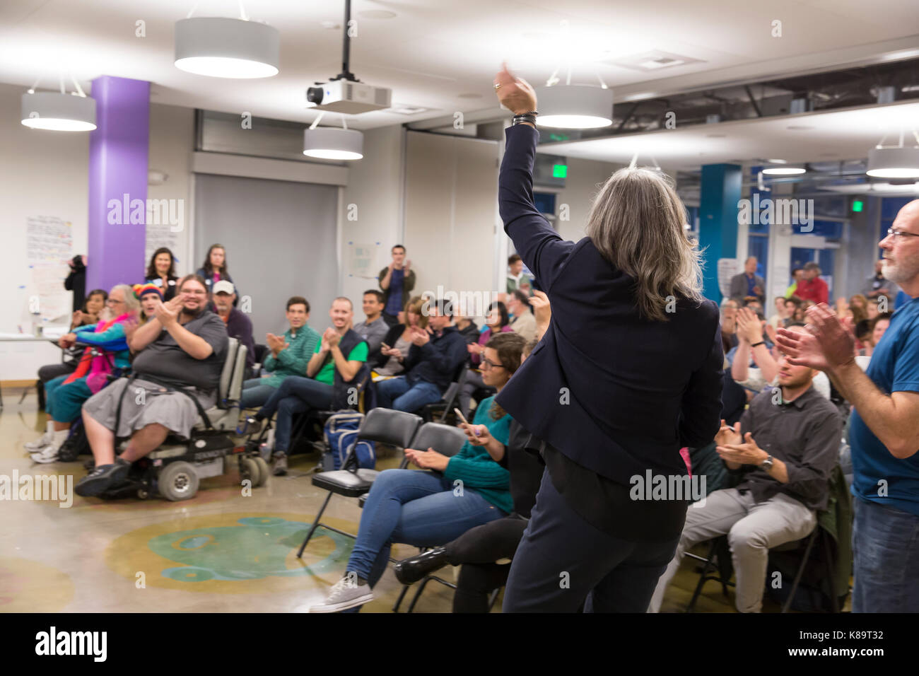 Seattle, Washington, USA. 18 Sep, 2017. Anhänger jubeln für bürgermeisterkandidat Cary Mond während einer Q&A bei El Centro de la Raza Community Center. Mond, ein Stadtplaner und politische Aktivist, und der ehemalige US-Staatsanwalt Jenny Durkan gewann die obersten zwei primäre über 19 andere Kandidaten, die auf der allgemeinen Wahl Stimmzettel zu erscheinen. Sobald die Ergebnisse der Wahl im November zertifiziert sind, Seattle wird seine erste Frau Bürgermeister seit 1926. Credit: Paul Christian Gordon/Alamy leben Nachrichten Stockfoto