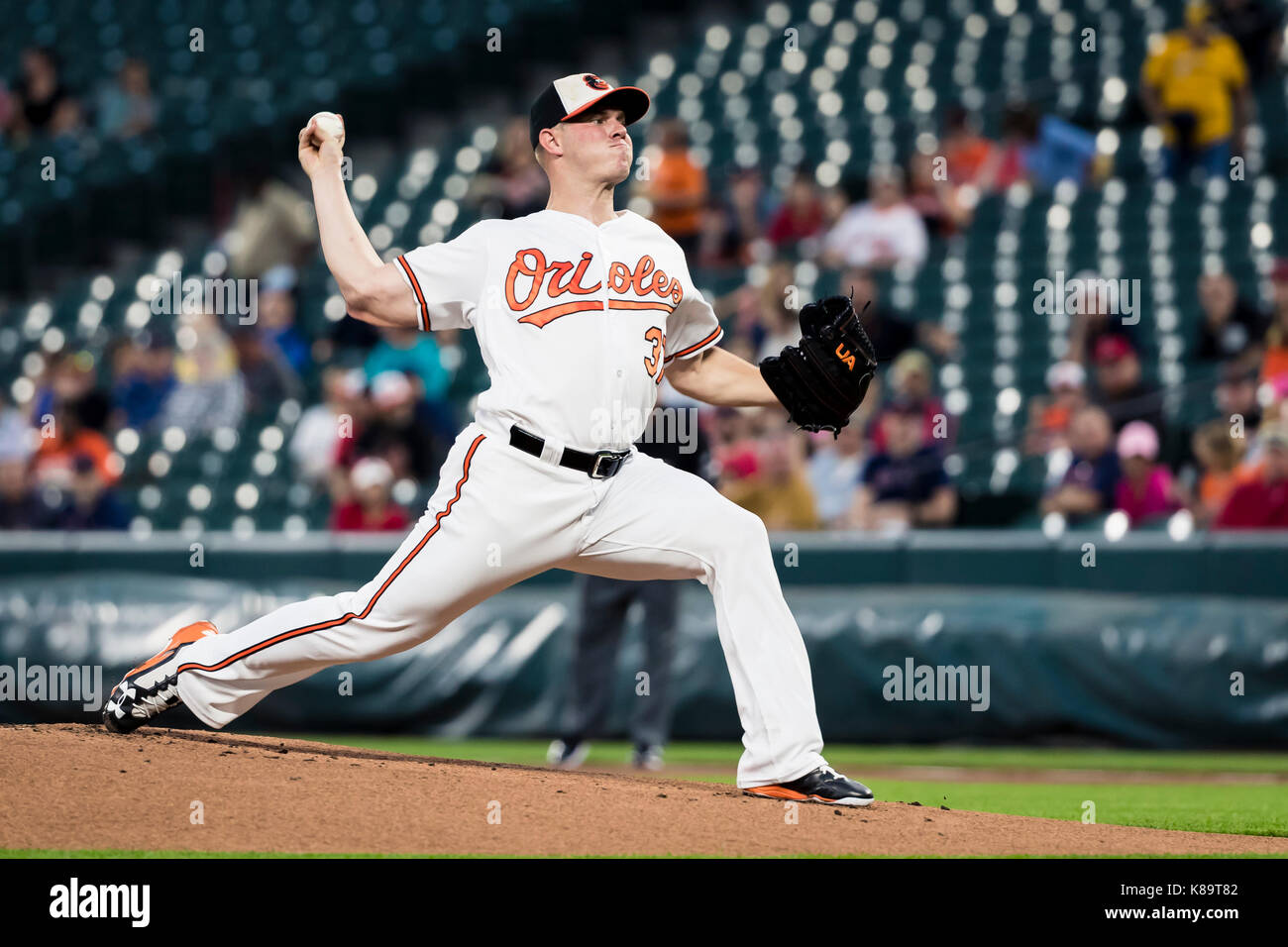 Baltimore, Maryland, USA. 18 Sep, 2017. Baltimore Orioles Krug Dylan Bundy (37) wirft bei der MLB Spiel zwischen den Boston Red Sox und Baltimore Orioles, Oriole Park in Camden Yards, Baltimore, Maryland. Scott Taetsch/CSM/Alamy leben Nachrichten Stockfoto
