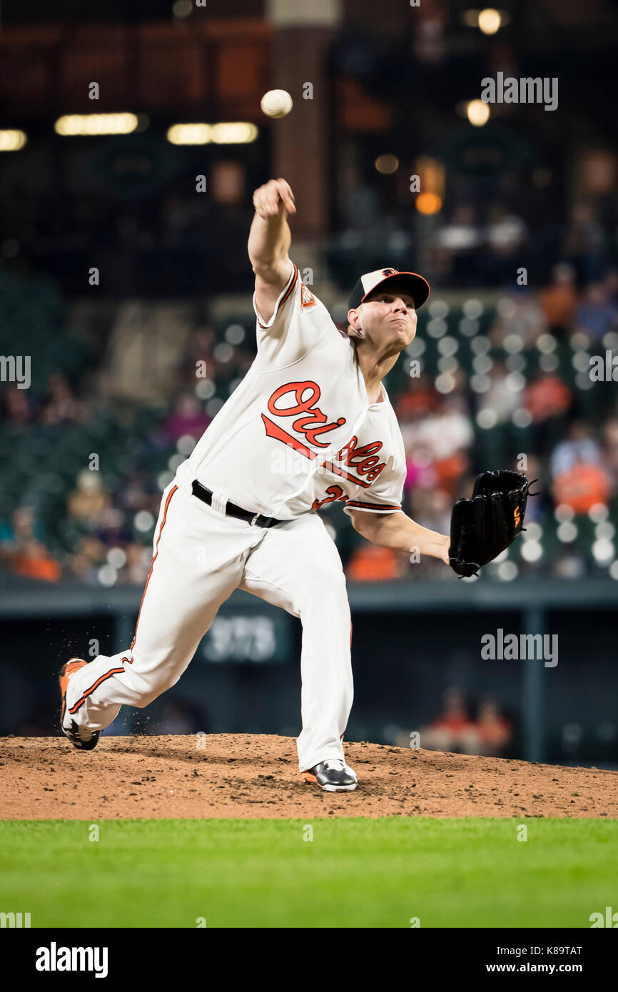 Baltimore, Maryland, USA. 18 Sep, 2017. Baltimore Orioles Krug Dylan Bundy (37) wirft bei der MLB Spiel zwischen den Boston Red Sox und Baltimore Orioles, Oriole Park in Camden Yards, Baltimore, Maryland. Scott Taetsch/CSM/Alamy leben Nachrichten Stockfoto