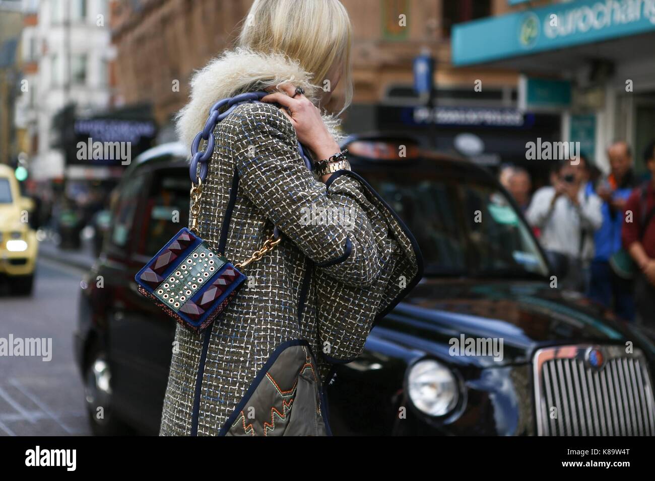 Candice See, Style Editor bei Vogue Australien, posing außerhalb der Topshop Landebahn zeigen während der London Fashion Week - Sept. 17, 2017 - Foto: Start- und Landebahn Manhattan/Valentina Ranieri *** Für die redaktionelle Nutzung nur*** | Verwendung weltweit Stockfoto