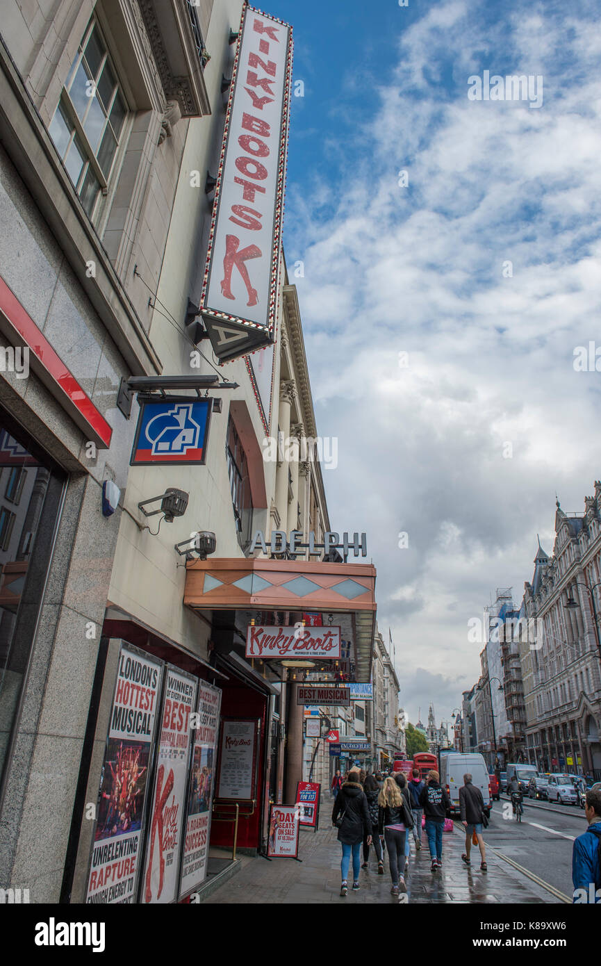 Das Adelphi Theatre am Strand, London, spielen Kinky Boots. Credit: Malcolm Park/Alamy. Stockfoto