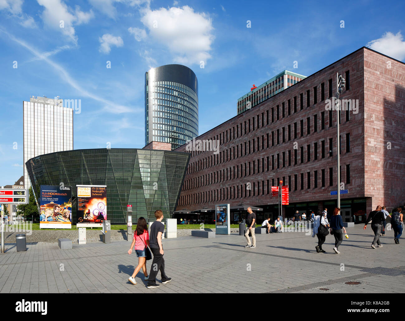 Stadt- und Landesbibliothek am Koenigswall mit iwo Hochhaus und RWE Tower, Dortmund, Ruhrgebiet, Nordrhein-Westfalen Stockfoto