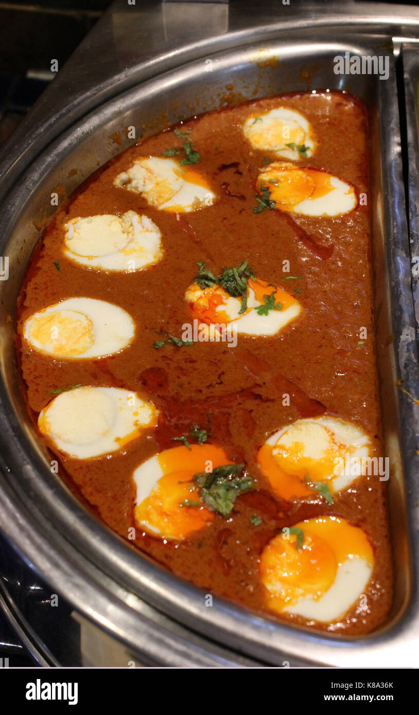 Ei curry als Teil der Kurs an einer Nicht veg Buffet in einem Restaurant in Neu Delhi, Indien serviert. Stockfoto