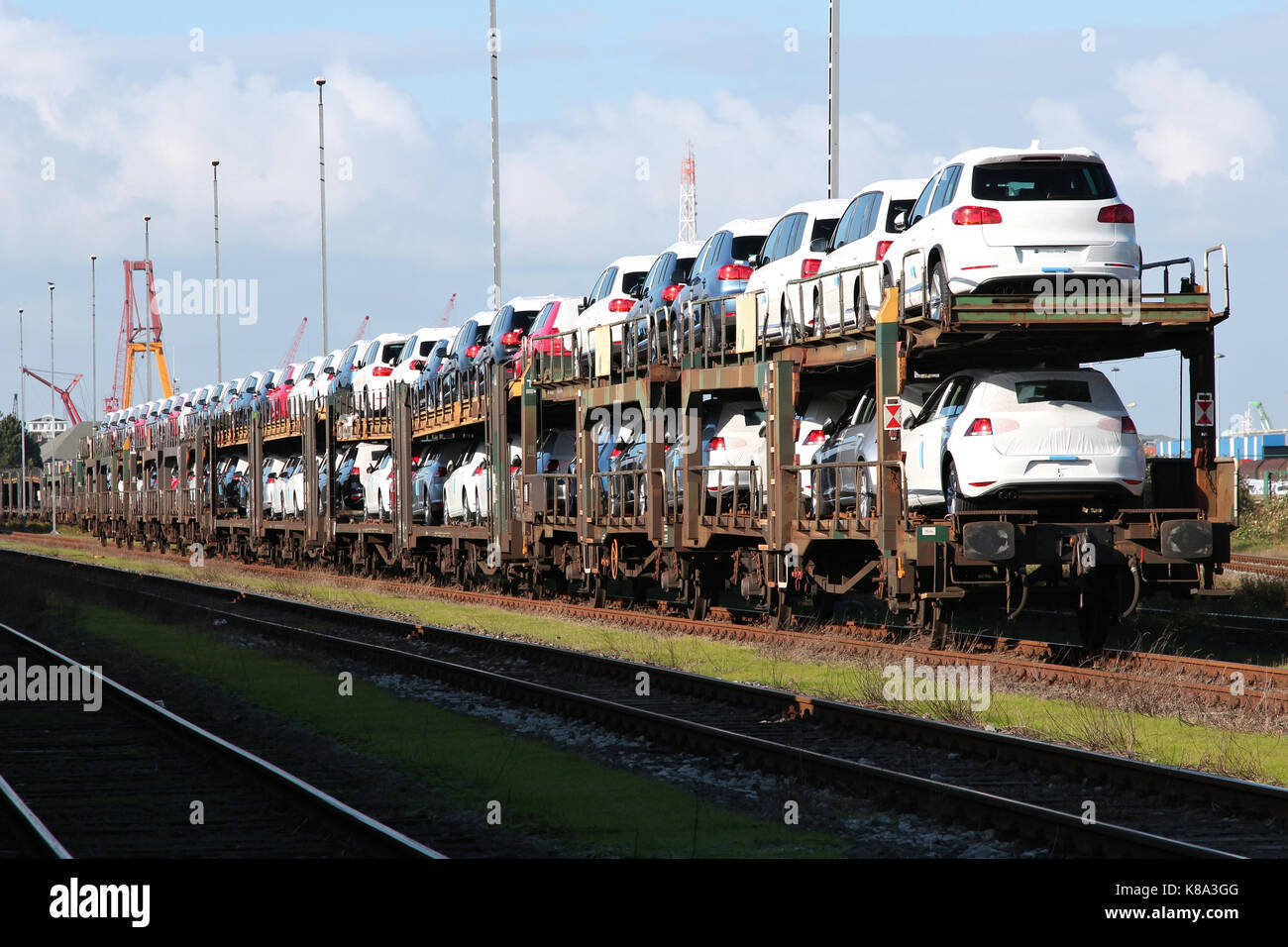 Autorack mit neuen Autos für den Export Stockfoto