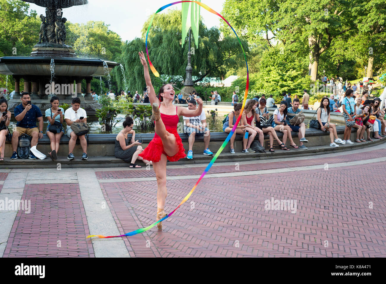 Eine Frau, die im Central Park für die Touristen bei Bethesda Fountain. Stockfoto