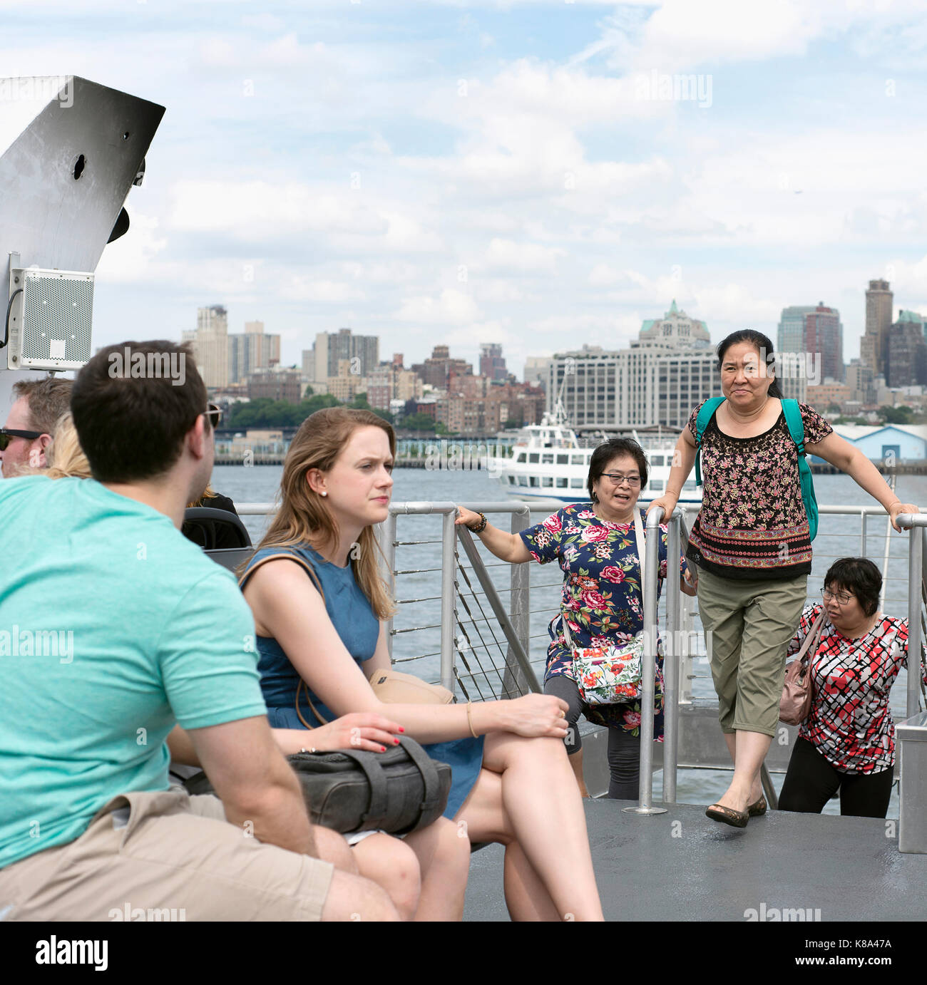 Menschen, die New York City Fähre über den East River. Stockfoto