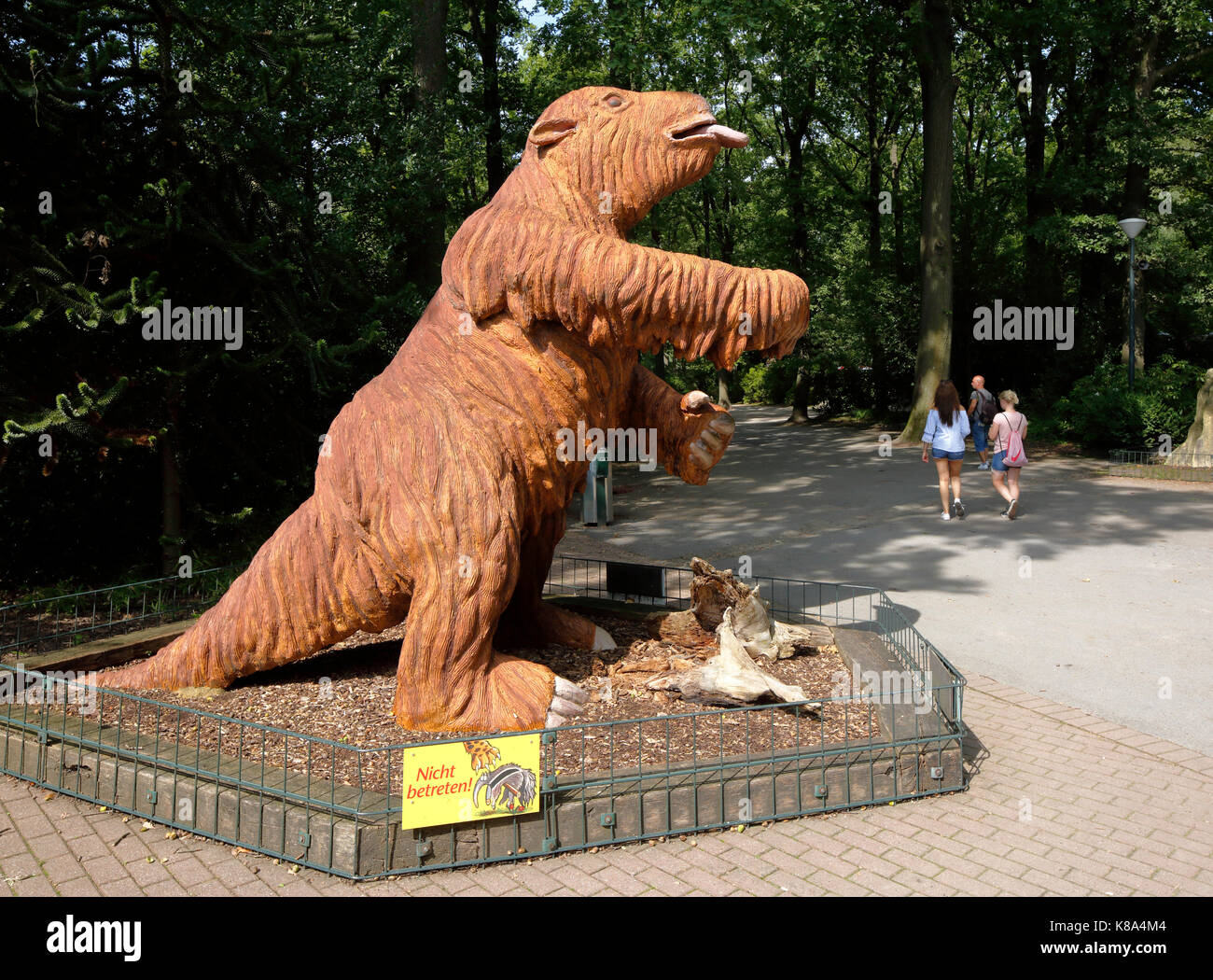 D-Dortmund, Ruhrgebiet, Westfalen, Nordrhein-Westfalen, NRW, D-Dortmund-Bruenninghausen, Zoologischer Garten Dortmund, Menschen, zoogoers, Tier Abbildung, Darstellung, giant Ground Sloth, Megatherium americanum, ausgestorben Stockfoto