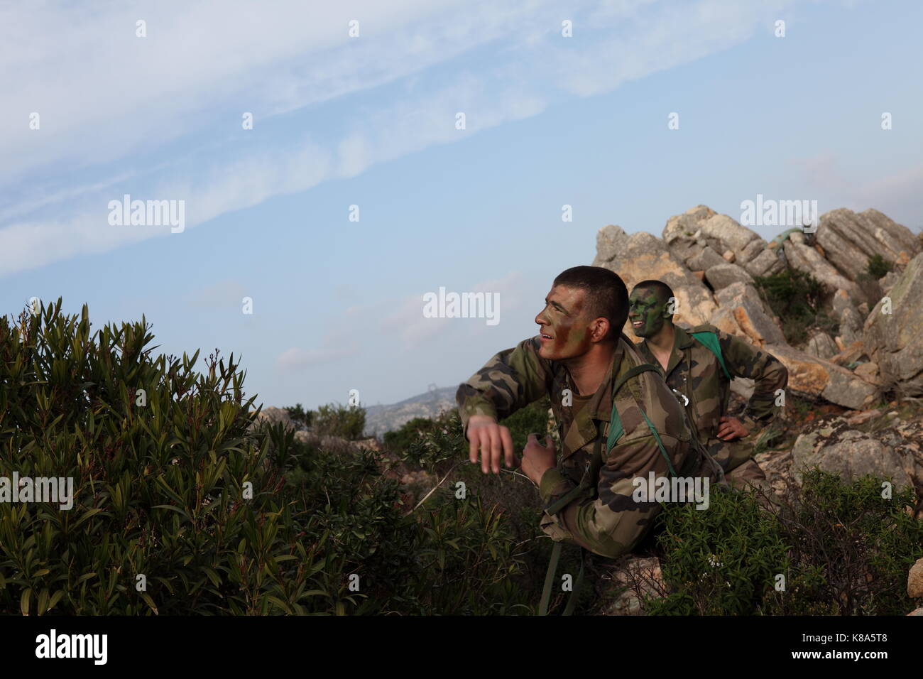 Ein Legionär aus dem 2 REP (2. Ausländische Paratroop Regiment) Startet eine Handgranate bei einem städtischen bekämpfen Übung in Fraseli, Korsika am 24. März Stockfoto