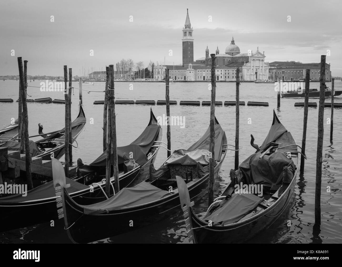 Venedig - Italien - die venezianischen Gondeln am Canale Grande und die Kirche San Giorgio Maggiore im Hintergrund. Stockfoto