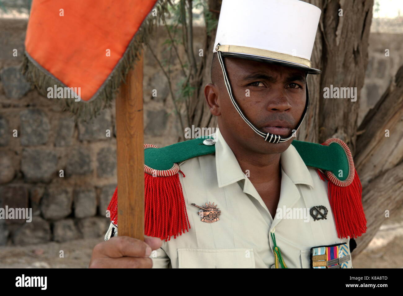 Ein Legionär aus den 13 DBLE (13 Fremdenlegion Demi-Brigade) bereitet sich vor eine Parade in Dschibuti Stadt. Dschibuti am 25. April 2010. Stockfoto