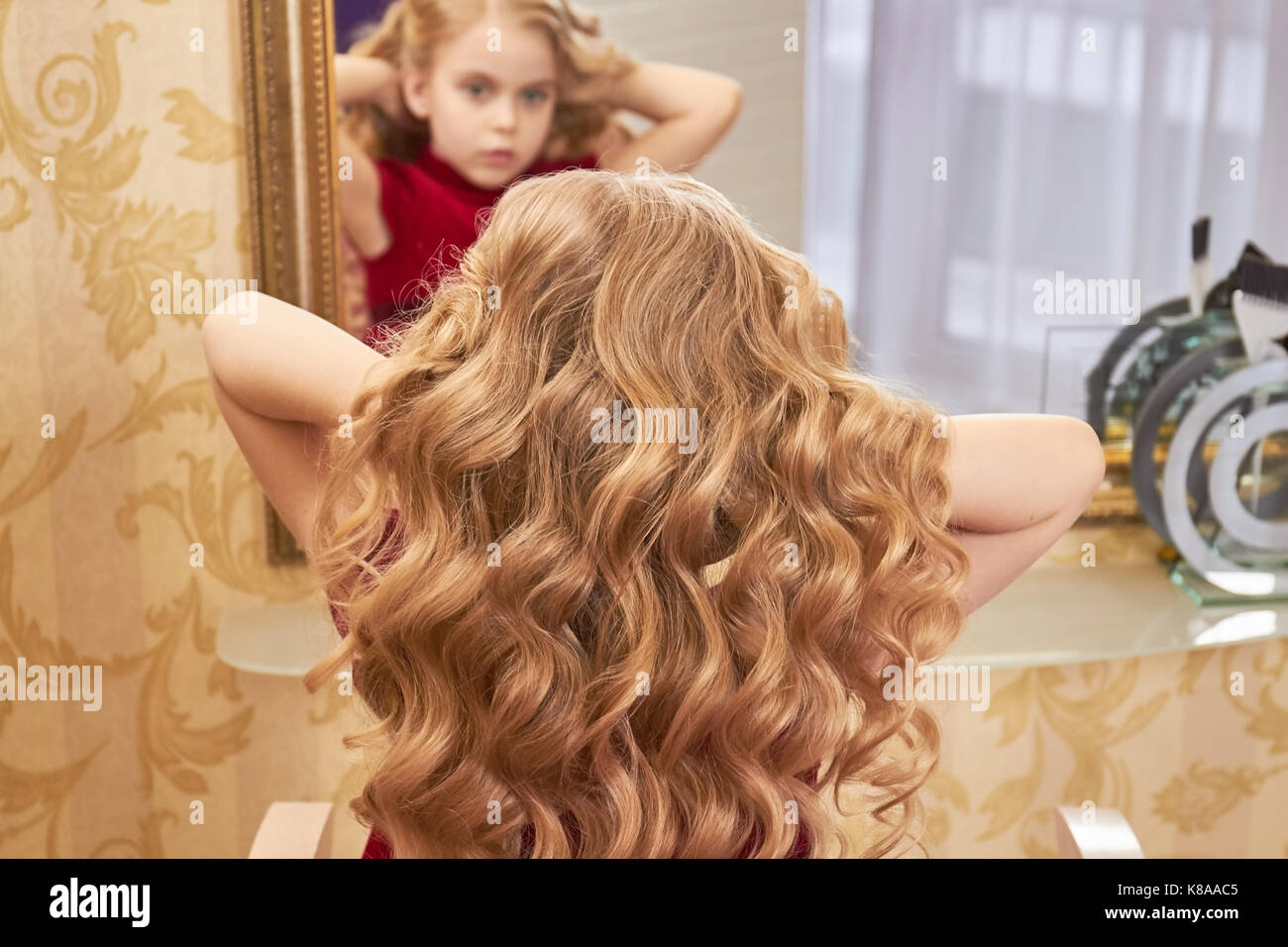 Haare von einem kleinen Mädchen. Stockfoto