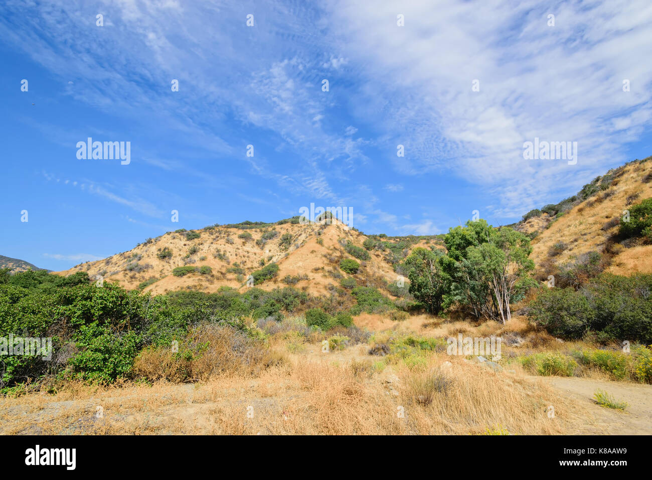 Wege zum blauen Himmel über Südkalifornien Berge Stockfoto