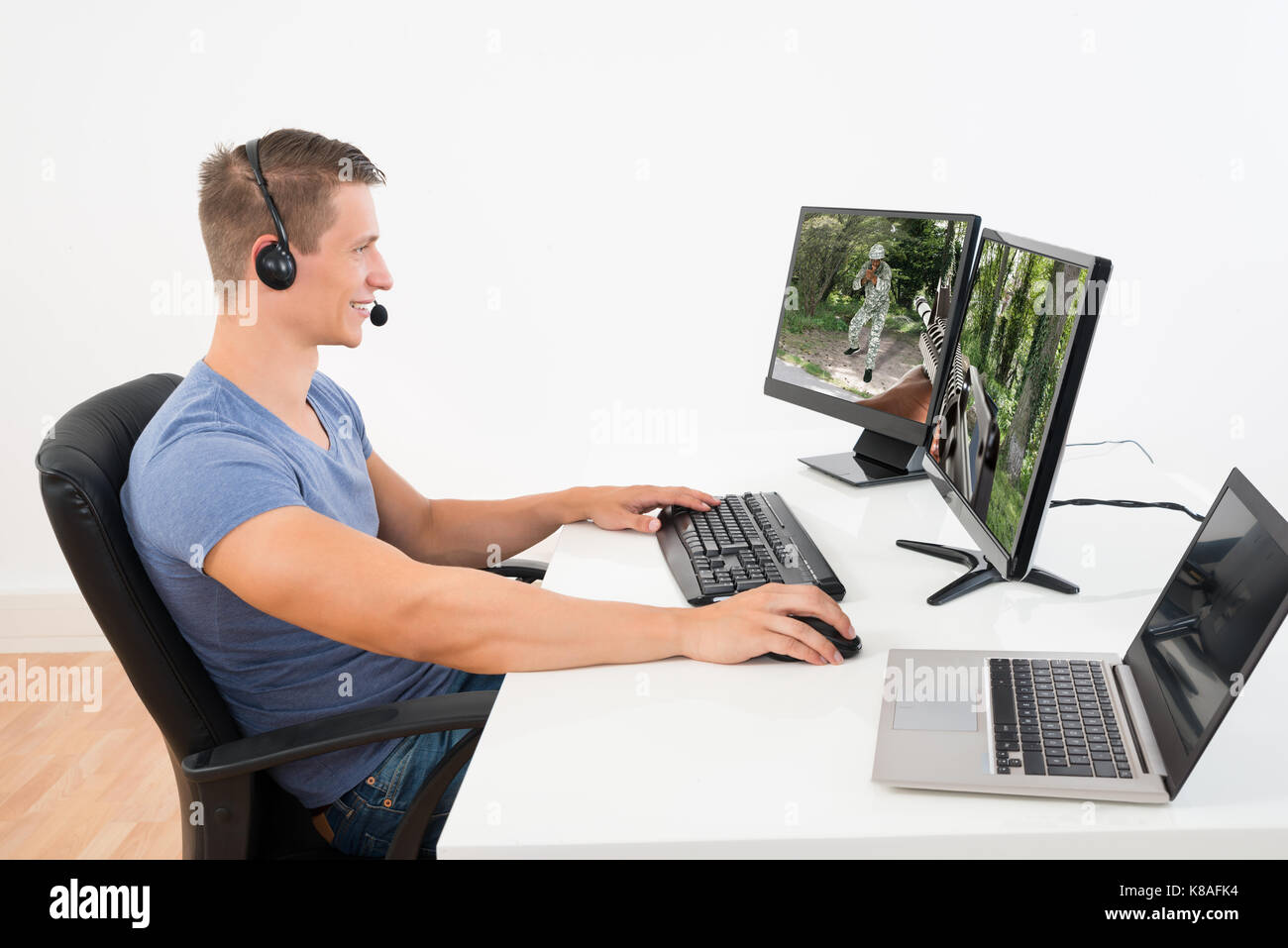 Junger Mann das Spiel auf dem Computer im Haus Stockfoto