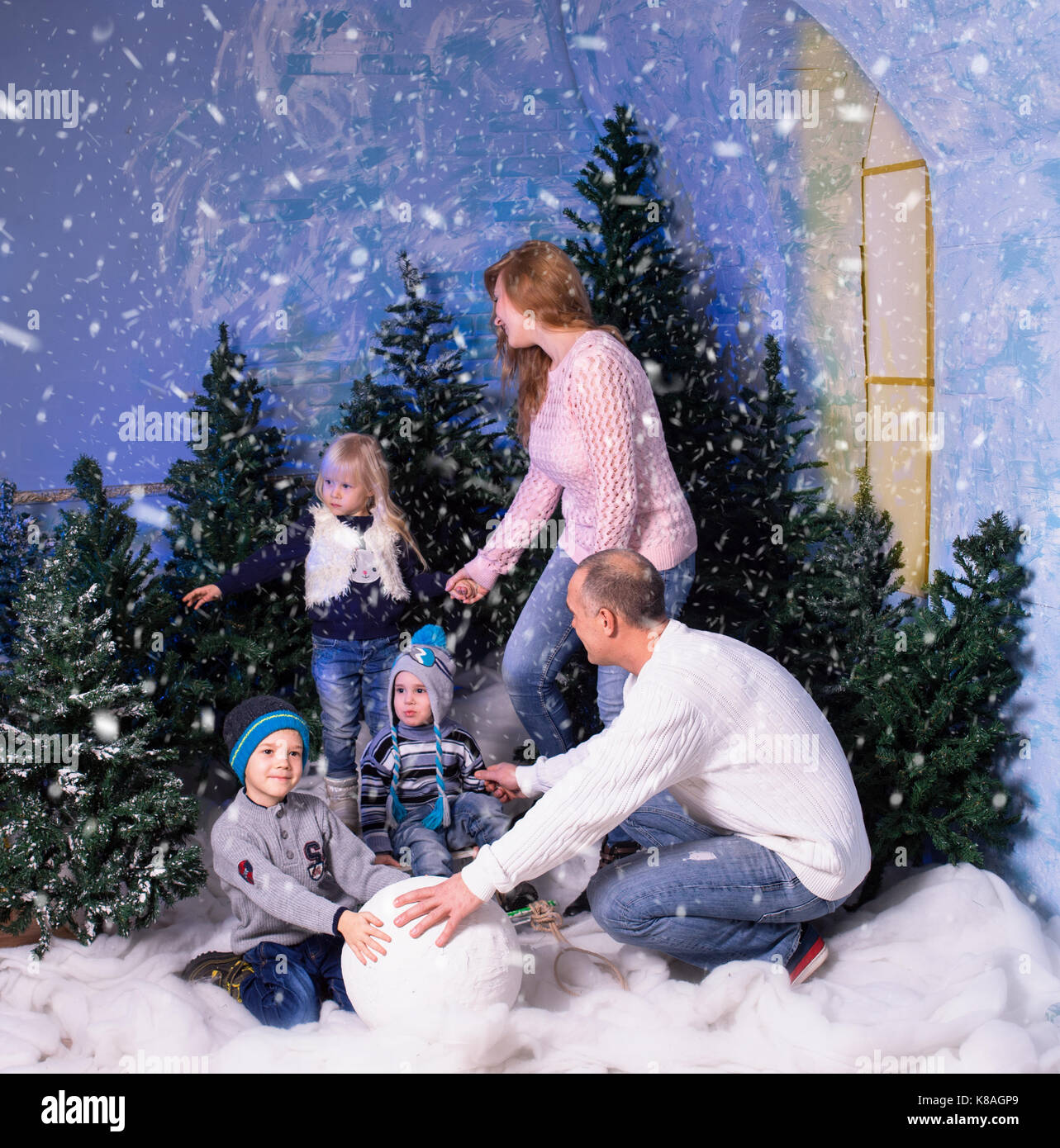 Große Familie Spaß mit Schnee. Studio gedreht. Stockfoto
