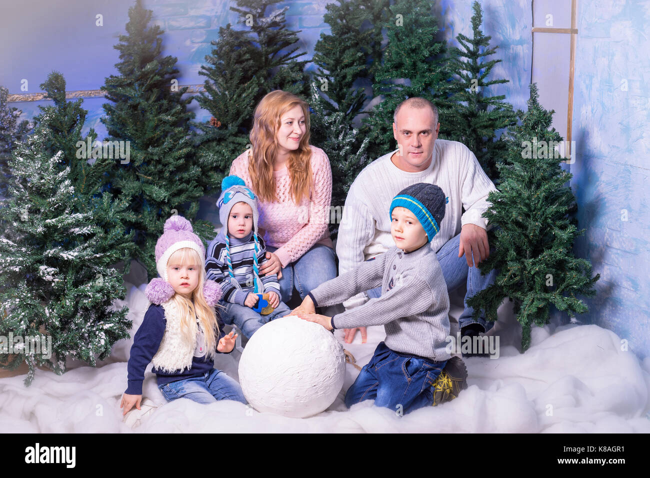 Große Familie Spaß mit Schneebällen Stockfoto