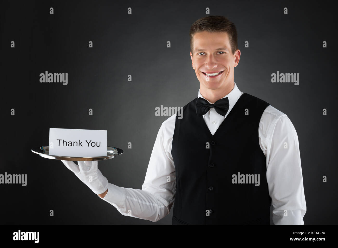 Portrait von Happy Kellner Halteplatte mit Vielen Dank, dass Sie sich anmelden Stockfoto