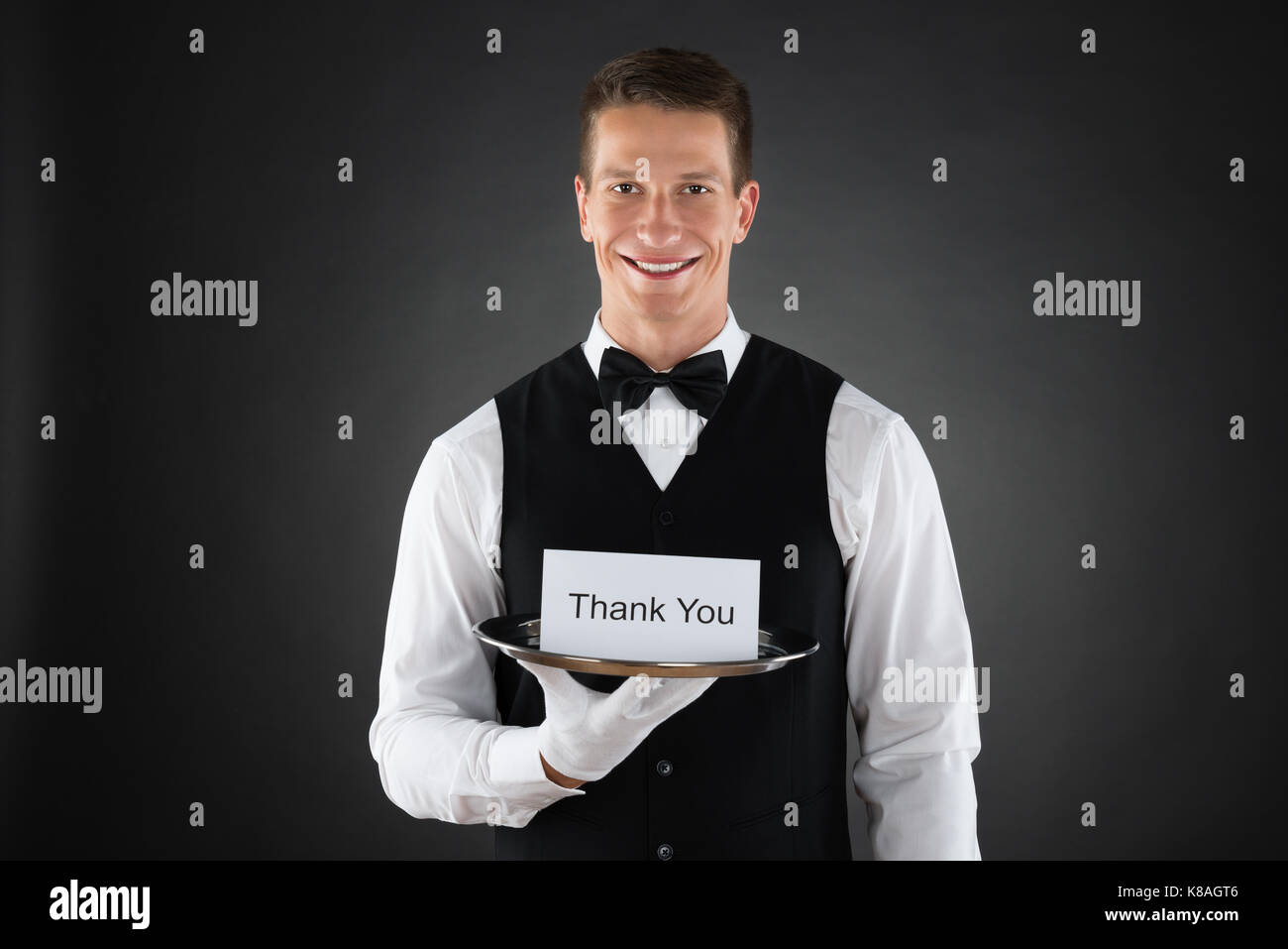 Portrait von Happy Kellner Halteplatte mit Vielen Dank, dass Sie sich anmelden Stockfoto