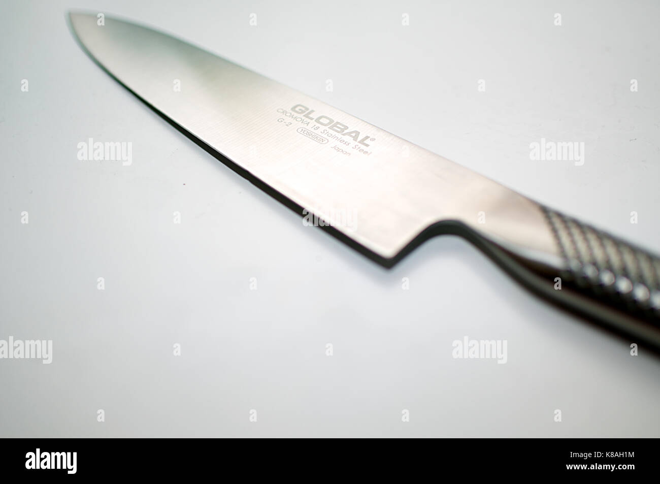 Scharfe Küchenmesser auf eine weiße Fläche Stockfoto