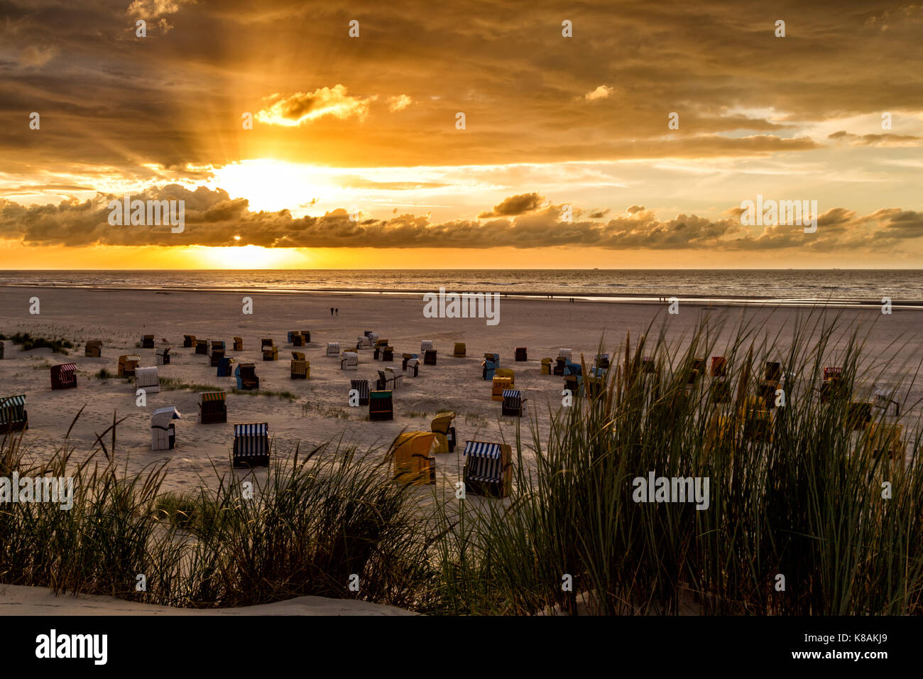 Sonnenuntergang und dramatischen Himmel über den Strand auf der Nordseeinsel Juist, Ostfriesland, Deutschland, Europa. Stockfoto