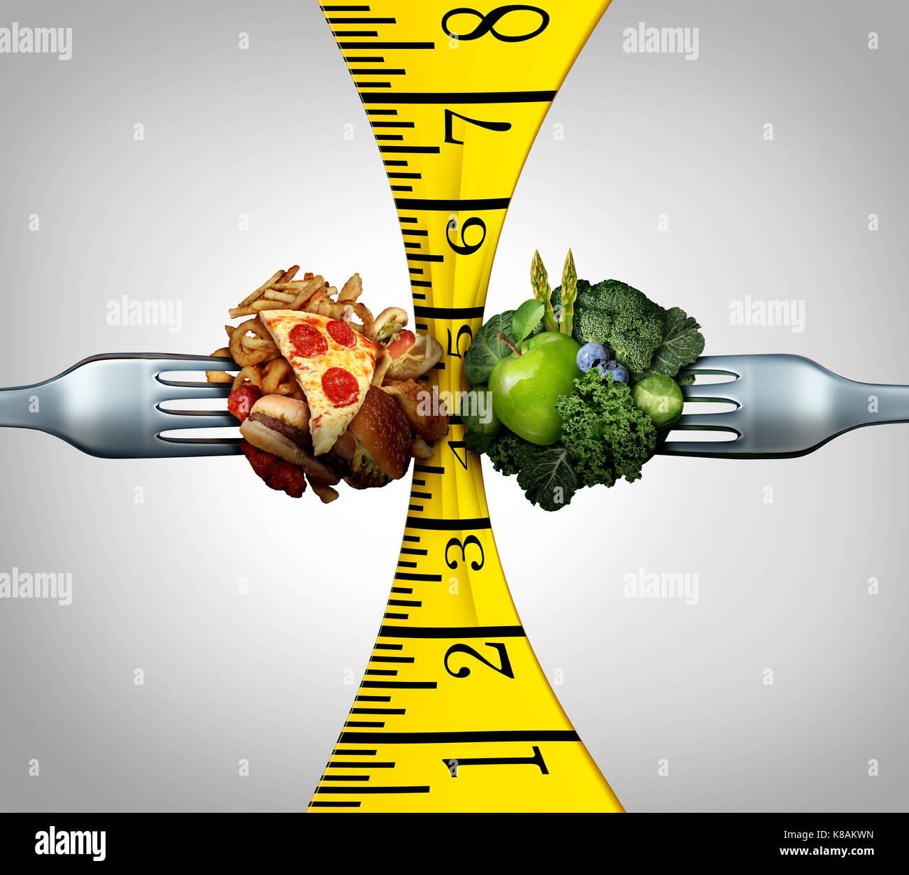 Maßband Ernährung und Gewichtskontrolle squeeze Konzept als zwei Gabeln mit Junk Food und gesundes Obst und Gemüse ein Werkzeug messen. Stockfoto