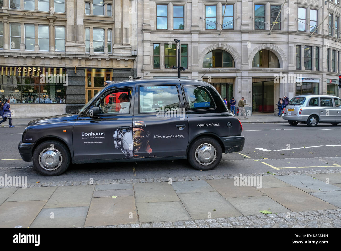 London, Großbritannien - 3. August 2017: London black cab an der Seite der Straße geparkt Warten auf einen Fahrgast. Tagsüber geschossen von einer Straße. Stockfoto