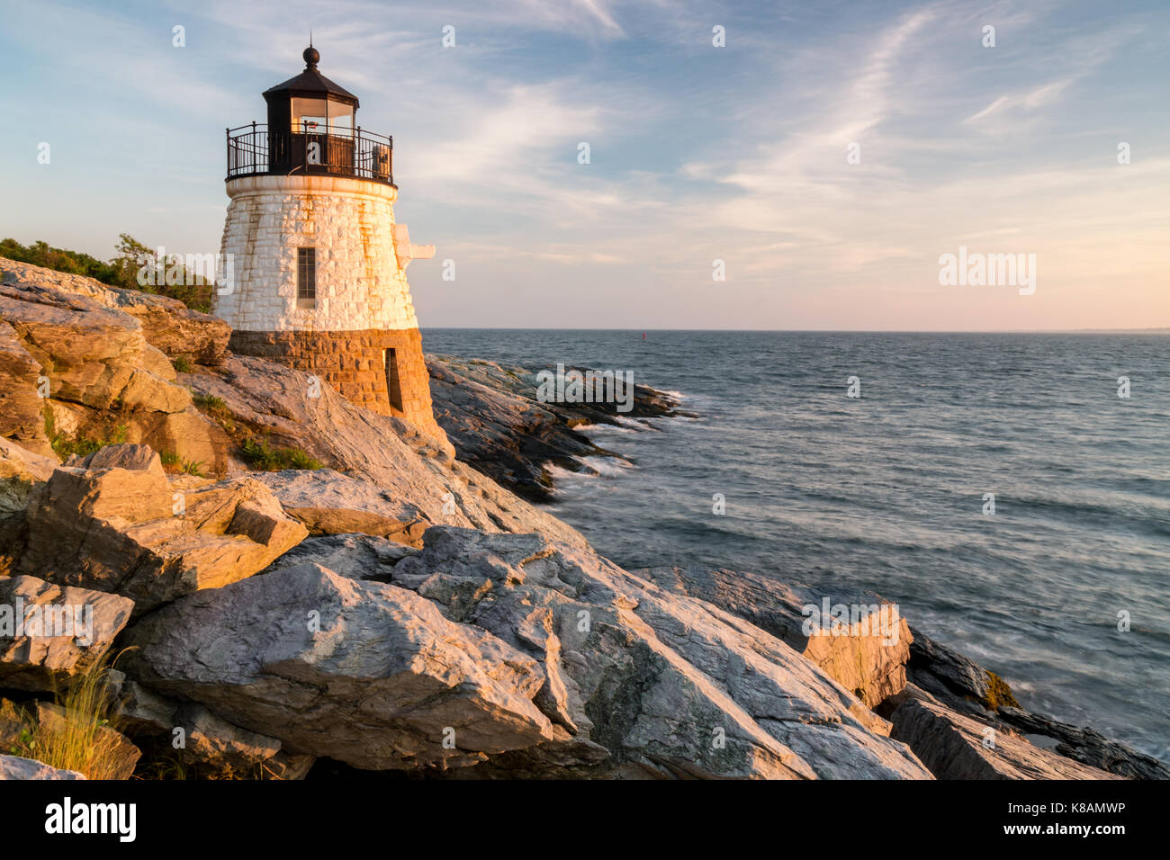 Castle Hill Lighthouse getaucht in das warme Licht des Sonnenuntergangs, Newport, Rhode Island Stockfoto